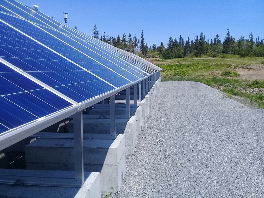 Lors de la visite des installations de la Centrale Gabrielle-Bodis, les participants ont pu observer les quelque 25 740 panneaux solaires qui génèrent de l'énergie propre.