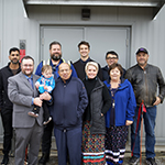 Un groupe de personnes devant l'entrée de l'usine de traitement de l'eau.