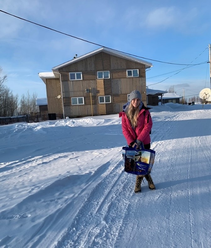 Kristen Chodoriwsky sur le bord d'une route dans une communauté nordique.