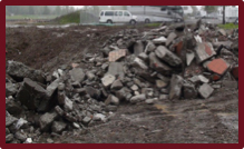 Les rebuts de démolition d'asphalte et de briques ne sont pas acceptables pour le remblayage.